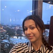 Studentessa di Relazioni Internazionali, diplomata in un instituto linguistico dà lezioni base di inglese per studenti